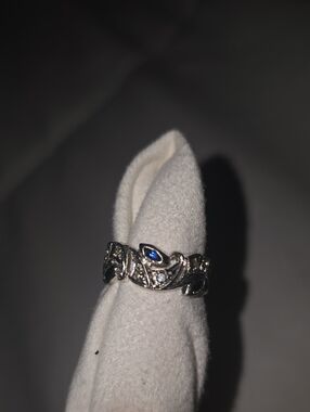 Vintage White Gold Leaf Band Ring with Blue Accent